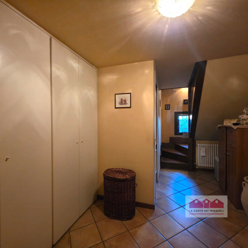 PIANEZZE: RUSTICO DI TESTA IN CARATTERISTICO BORGO, MQ. 264 SU 2 LIVELLI + MANSARDA, INGRESSO, CU...