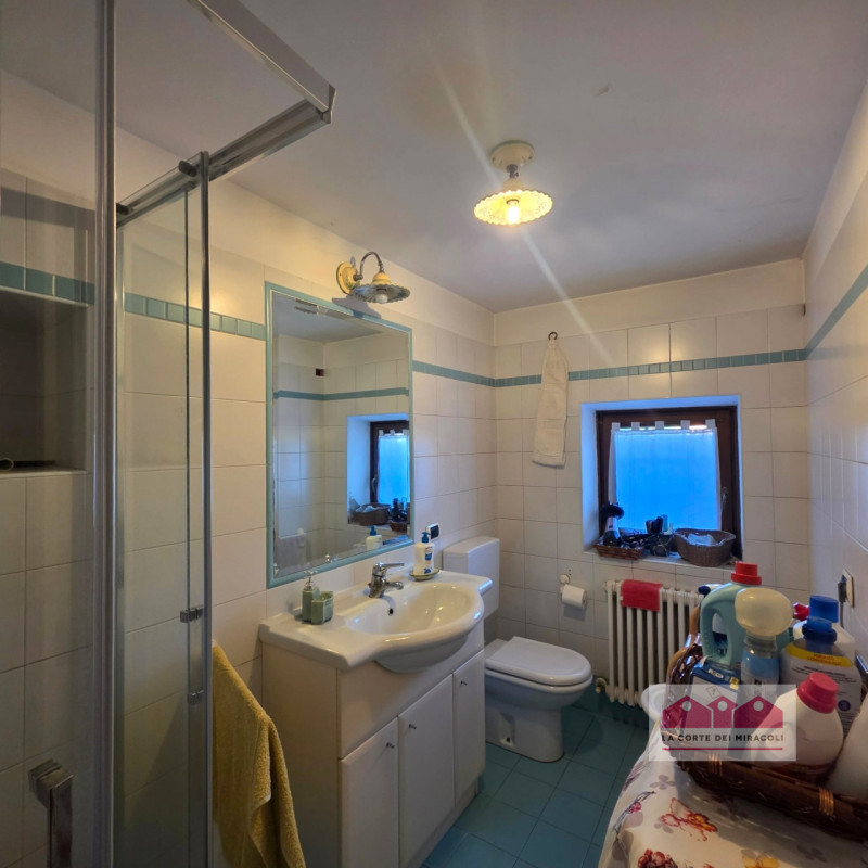 PIANEZZE: RUSTICO DI TESTA IN CARATTERISTICO BORGO, MQ. 264 SU 2 LIVELLI + MANSARDA, INGRESSO, CU...