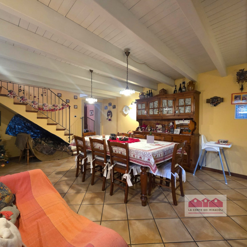 PIANEZZE: RUSTICO DI TESTA IN CARATTERISTICO BORGO, MQ. 264 SU 2 LIVELLI + MANSARDA, INGRESSO, CU...