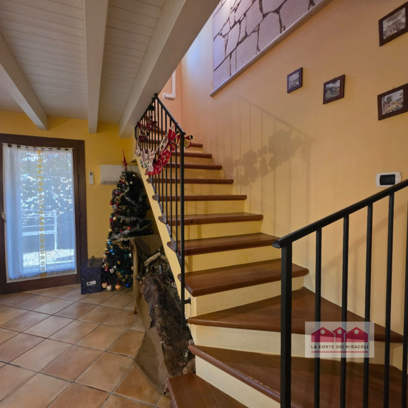 PIANEZZE: RUSTICO DI TESTA IN CARATTERISTICO BORGO, MQ. 264 SU 2 LIVELLI + MANSARDA, INGRESSO, CU...