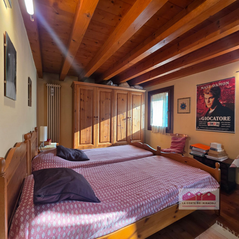 PIANEZZE: RUSTICO DI TESTA IN CARATTERISTICO BORGO, MQ. 264 SU 2 LIVELLI + MANSARDA, INGRESSO, CU...