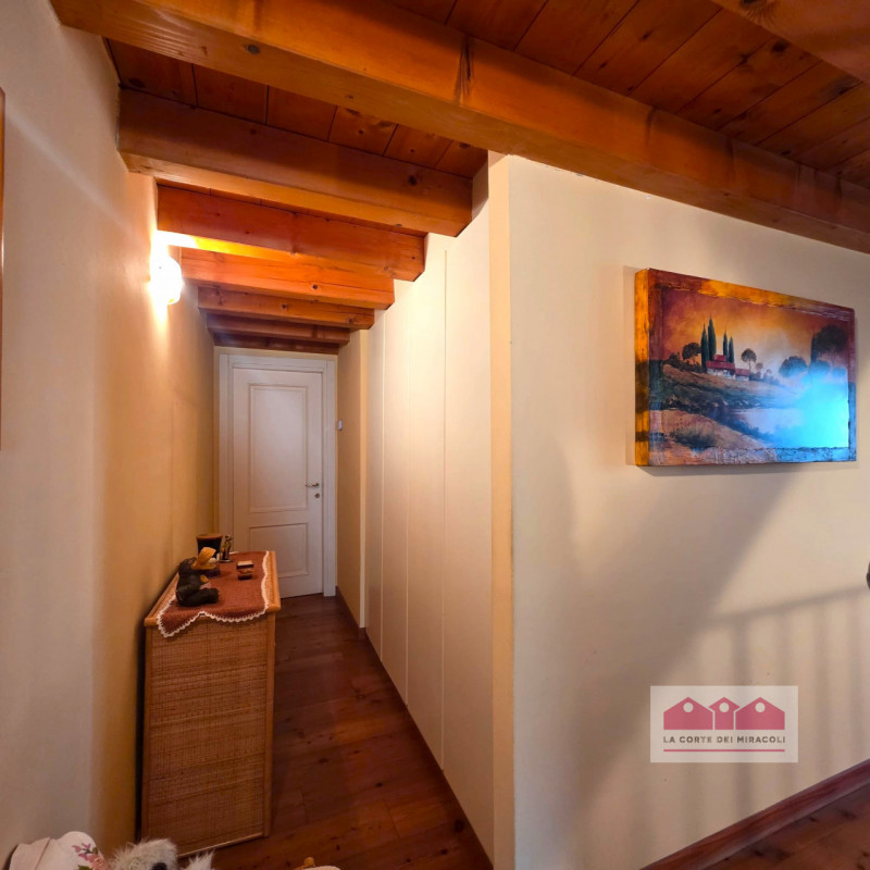 PIANEZZE: RUSTICO DI TESTA IN CARATTERISTICO BORGO, MQ. 264 SU 2 LIVELLI + MANSARDA, INGRESSO, CU...