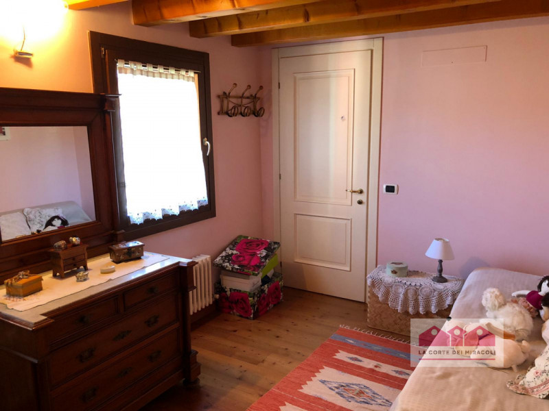 PIANEZZE: RUSTICO DI TESTA IN CARATTERISTICO BORGO, MQ. 264 SU 2 LIVELLI + MANSARDA, INGRESSO, CU...