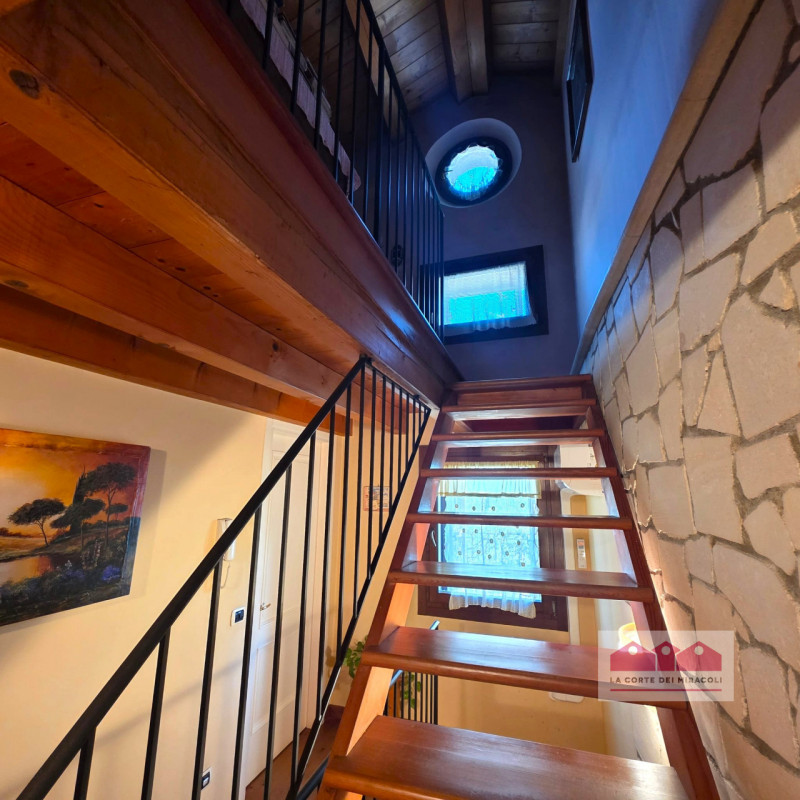 PIANEZZE: RUSTICO DI TESTA IN CARATTERISTICO BORGO, MQ. 264 SU 2 LIVELLI + MANSARDA, INGRESSO, CU...