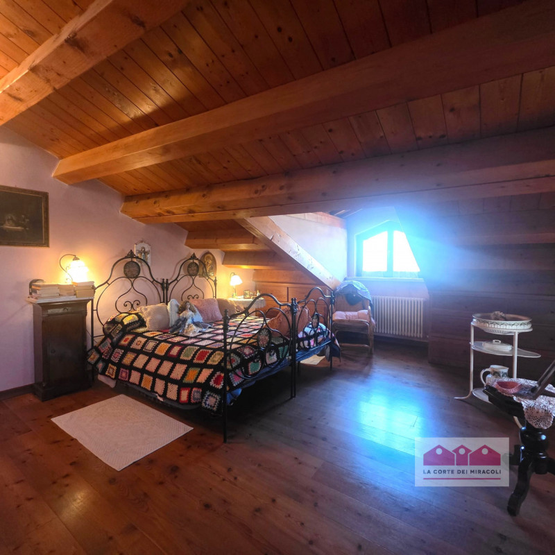 PIANEZZE: RUSTICO DI TESTA IN CARATTERISTICO BORGO, MQ. 264 SU 2 LIVELLI + MANSARDA, INGRESSO, CU...