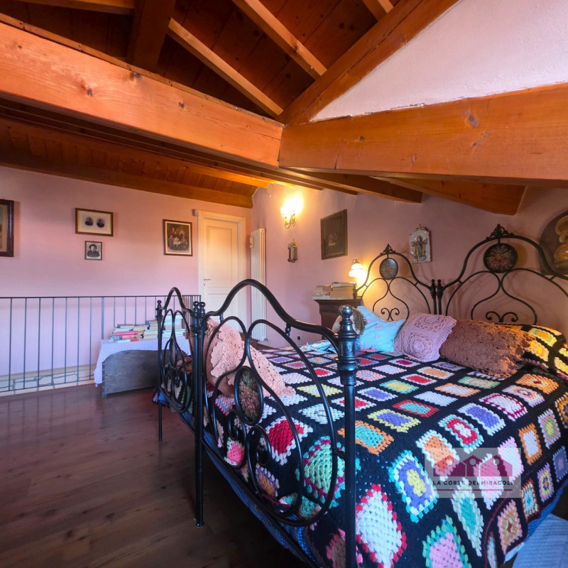 PIANEZZE: RUSTICO DI TESTA IN CARATTERISTICO BORGO, MQ. 264 SU 2 LIVELLI + MANSARDA, INGRESSO, CU...