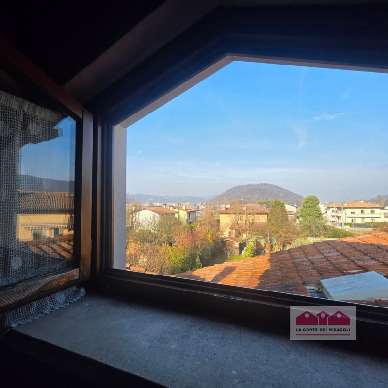 PIANEZZE: RUSTICO DI TESTA IN CARATTERISTICO BORGO, MQ. 264 SU 2 LIVELLI + MANSARDA, INGRESSO, CU...