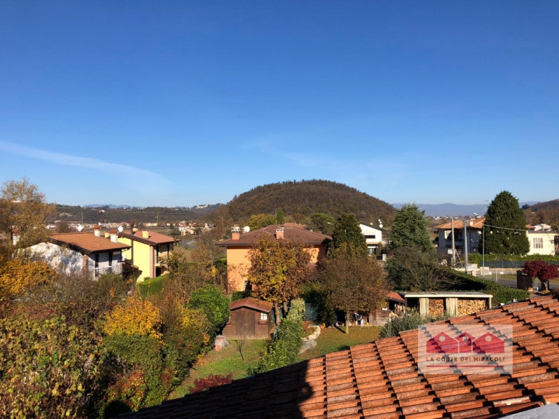 PIANEZZE: RUSTICO DI TESTA IN CARATTERISTICO BORGO, MQ. 264 SU 2 LIVELLI + MANSARDA, INGRESSO, CU...