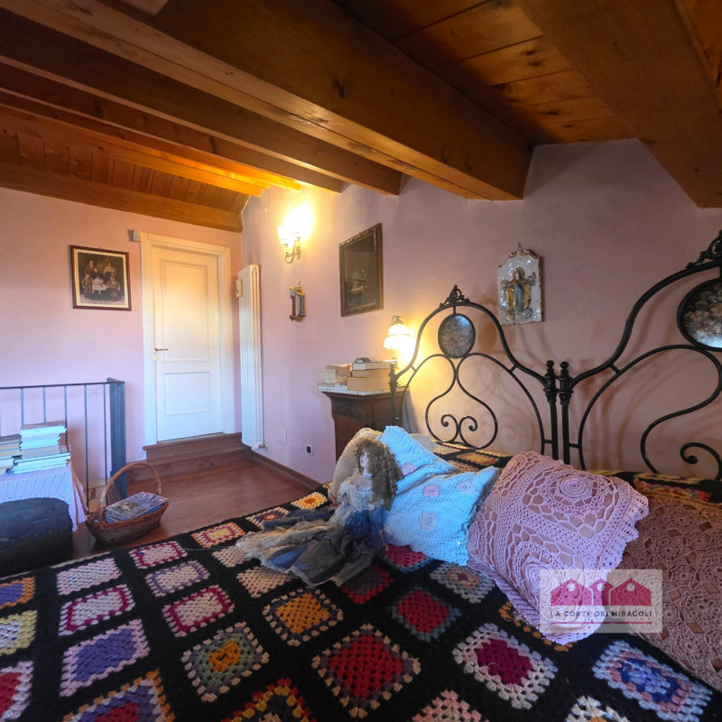 PIANEZZE: RUSTICO DI TESTA IN CARATTERISTICO BORGO, MQ. 264 SU 2 LIVELLI + MANSARDA, INGRESSO, CU...