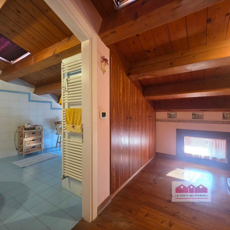 PIANEZZE: RUSTICO DI TESTA IN CARATTERISTICO BORGO, MQ. 264 SU 2 LIVELLI + MANSARDA, INGRESSO, CU...