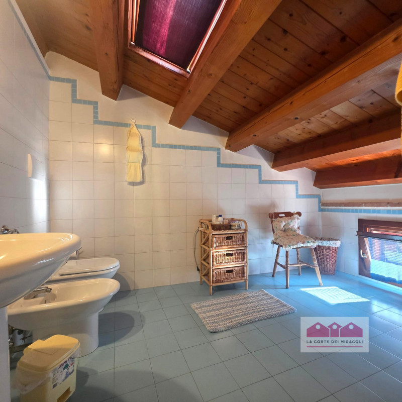 PIANEZZE: RUSTICO DI TESTA IN CARATTERISTICO BORGO, MQ. 264 SU 2 LIVELLI + MANSARDA, INGRESSO, CU...