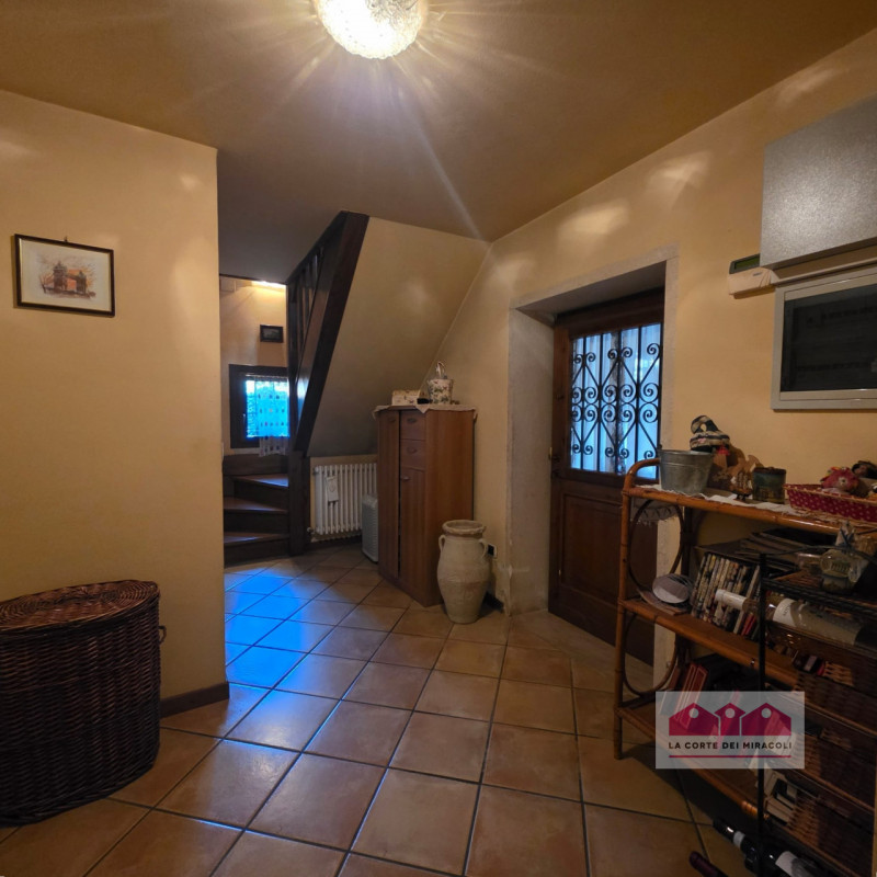 PIANEZZE: RUSTICO DI TESTA IN CARATTERISTICO BORGO, MQ. 264 SU 2 LIVELLI + MANSARDA, INGRESSO, CU...