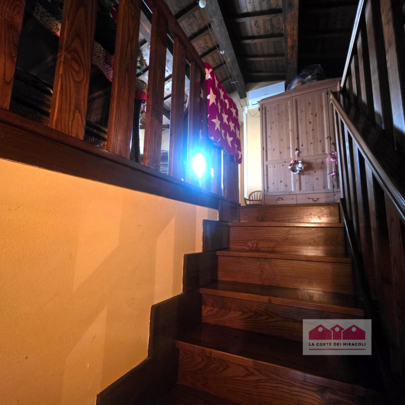 PIANEZZE: RUSTICO DI TESTA IN CARATTERISTICO BORGO, MQ. 264 SU 2 LIVELLI + MANSARDA, INGRESSO, CU...