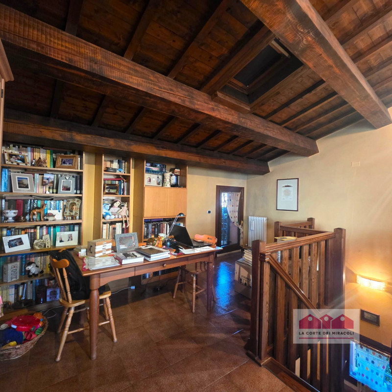 PIANEZZE: RUSTICO DI TESTA IN CARATTERISTICO BORGO, MQ. 264 SU 2 LIVELLI + MANSARDA, INGRESSO, CU...