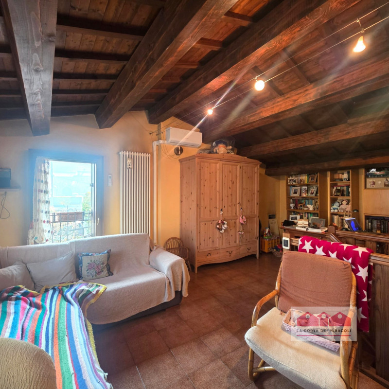 PIANEZZE: RUSTICO DI TESTA IN CARATTERISTICO BORGO, MQ. 264 SU 2 LIVELLI + MANSARDA, INGRESSO, CU...