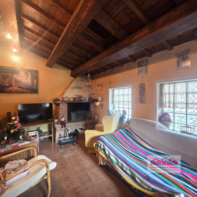 PIANEZZE: RUSTICO DI TESTA IN CARATTERISTICO BORGO, MQ. 264 SU 2 LIVELLI + MANSARDA, INGRESSO, CU...