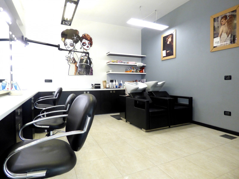 RUBANO- In zona di forte  passaggio, proponiamo luminoso ed interessante NEGOZIO di  circa 50  mq...