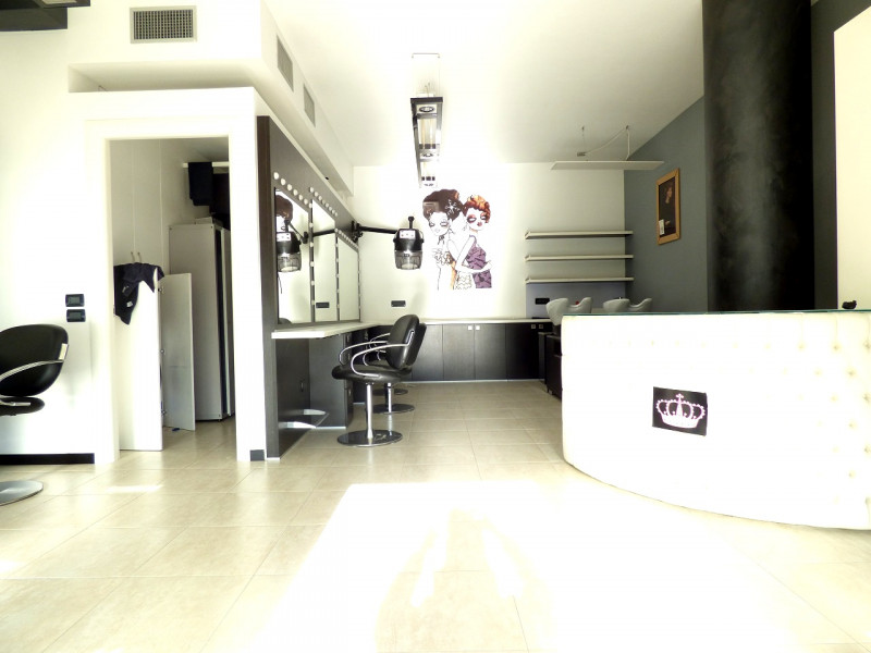 RUBANO- In zona di forte  passaggio, proponiamo luminoso ed interessante NEGOZIO di  circa 50  mq...