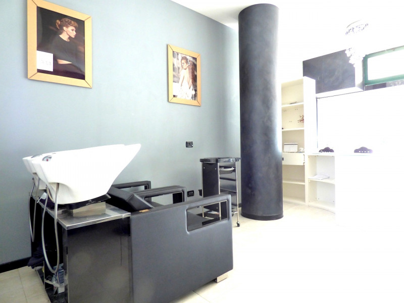 RUBANO- In zona di forte  passaggio, proponiamo luminoso ed interessante NEGOZIO di  circa 50  mq...