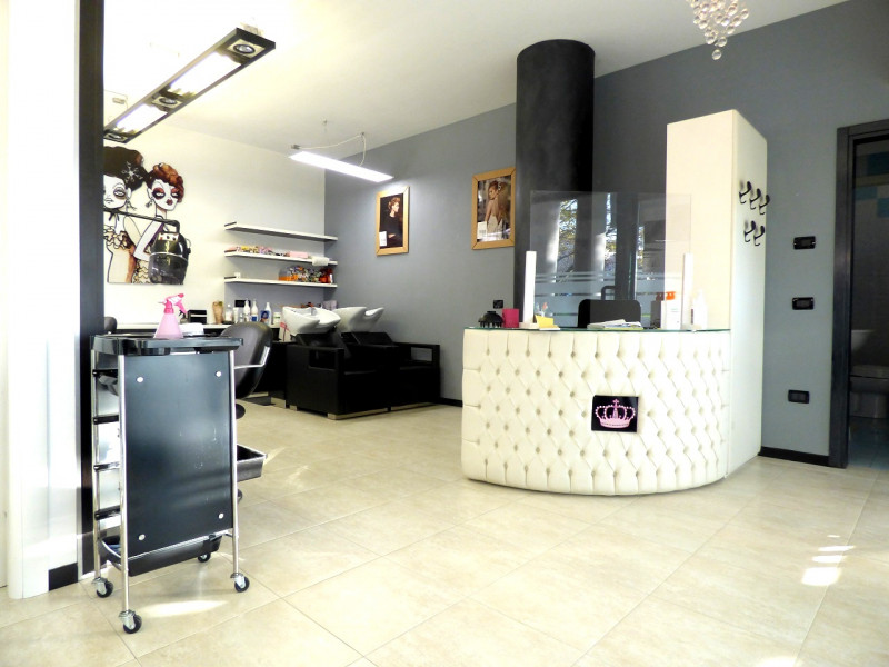 RUBANO- In zona di forte  passaggio, proponiamo luminoso ed interessante NEGOZIO di  circa 50  mq...