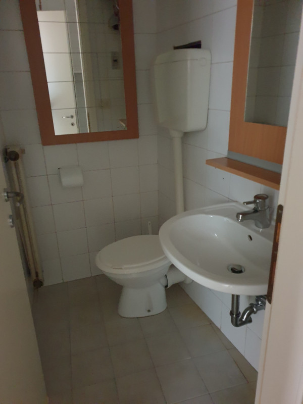 VICENZA: UFFICIO al primo piano con ascensore e garage su stabile ad uso direzionale. Ampia dispo...