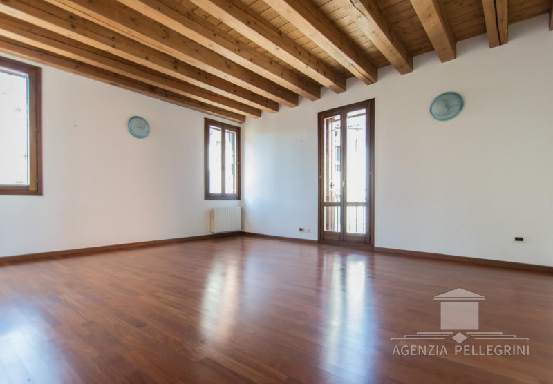 VICENZA, NEL CUORE DEL CENTRO STORICO a 100 metri da Piazza dei Signori in strada laterale tranqu...