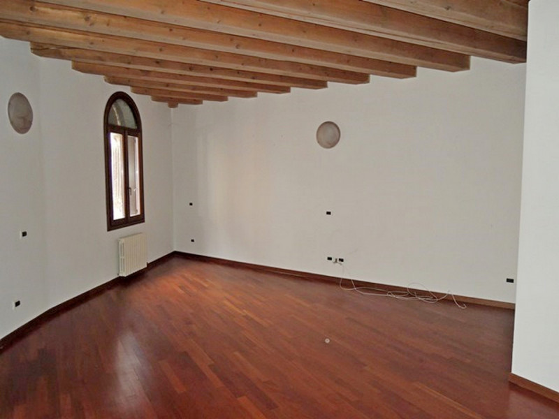 VICENZA, NEL CUORE DEL CENTRO STORICO a 100 metri da Piazza dei Signori in strada laterale tranqu...