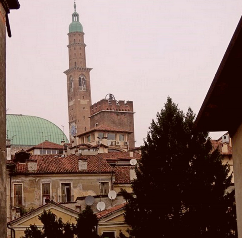 VICENZA, NEL CUORE DEL CENTRO STORICO a 100 metri da Piazza dei Signori in strada laterale tranqu...