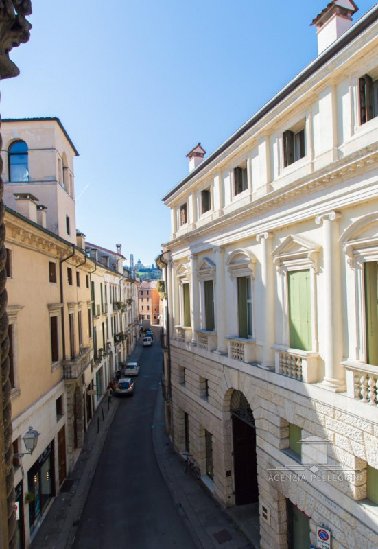 VICENZA, NEL CUORE DEL CENTRO STORICO a 100 metri da Piazza dei Signori in strada laterale tranqu...