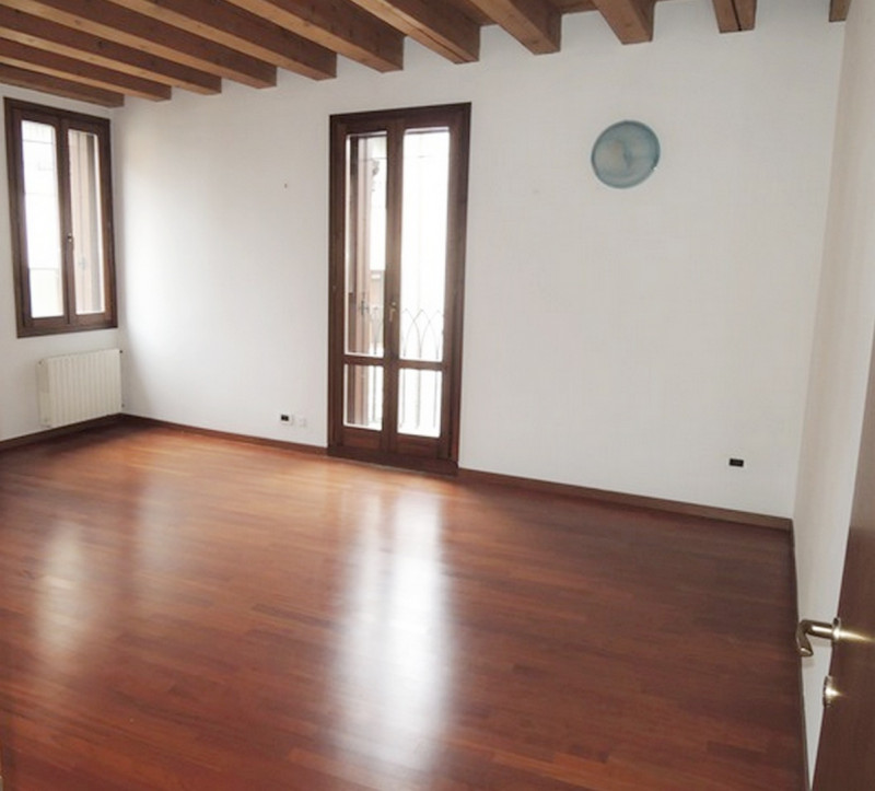 VICENZA, NEL CUORE DEL CENTRO STORICO a 100 metri da Piazza dei Signori in strada laterale tranqu...