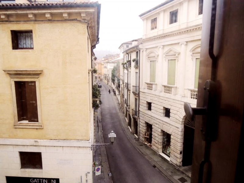 VICENZA, NEL CUORE DEL CENTRO STORICO a 100 metri da Piazza dei Signori in strada laterale tranqu...