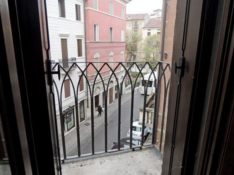 VICENZA, NEL CUORE DEL CENTRO STORICO a 100 metri da Piazza dei Signori in strada laterale tranqu...