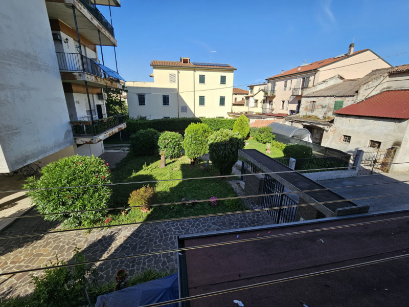 VICENZA - Via Ragazzi 99: Ampio TRICAMERE al piano primo, in bifamiliare sovrapposta. Libero su t...
