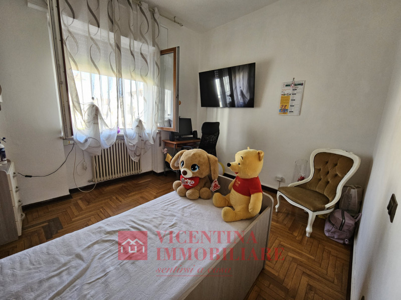 VICENZA - Via Ragazzi 99: Ampio TRICAMERE al piano primo, in bifamiliare sovrapposta. Libero su t...