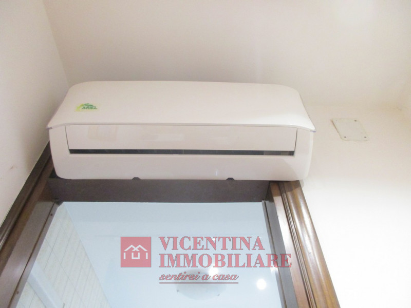 VICENZA - Via Ragazzi 99: Ampio TRICAMERE al piano primo, in bifamiliare sovrapposta. Libero su t...