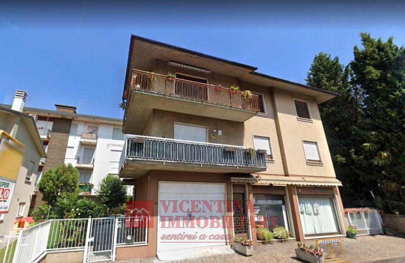 VICENZA - Via Ragazzi 99: Ampio TRICAMERE al piano primo, in bifamiliare sovrapposta. Libero su t...