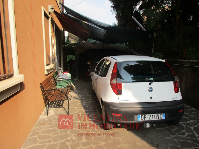 VICENZA - Via Ragazzi 99: Ampio TRICAMERE al piano primo, in bifamiliare sovrapposta. Libero su t...