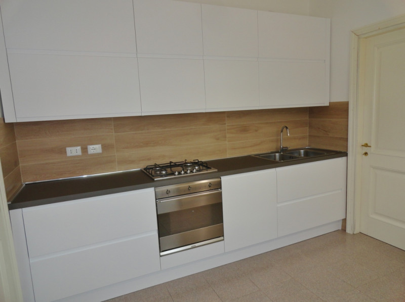 ELEGANTE BICAMERE CON GRANDISSIMA TERRAZZA, CUCINA SEPARATA E GARAGE IN LOCAZIONE INT. VIALE TRIE...