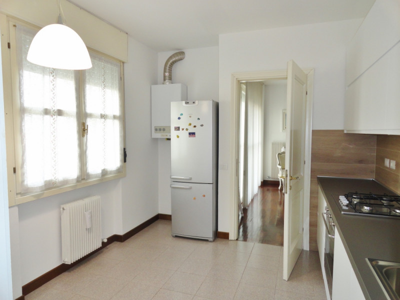 ELEGANTE BICAMERE CON GRANDISSIMA TERRAZZA, CUCINA SEPARATA E GARAGE IN LOCAZIONE INT. VIALE TRIE...