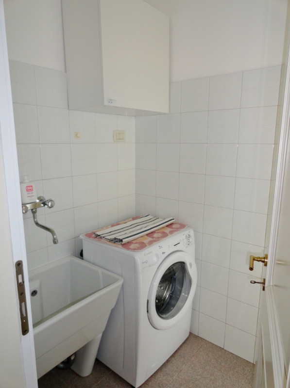 ELEGANTE BICAMERE CON GRANDISSIMA TERRAZZA, CUCINA SEPARATA E GARAGE IN LOCAZIONE INT. VIALE TRIE...