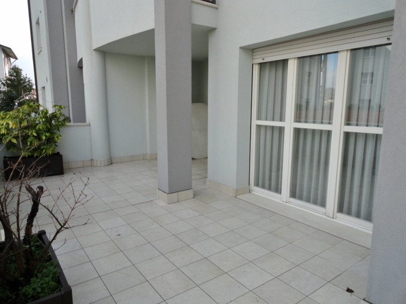 ELEGANTE BICAMERE CON GRANDISSIMA TERRAZZA, CUCINA SEPARATA E GARAGE IN LOCAZIONE INT. VIALE TRIE...