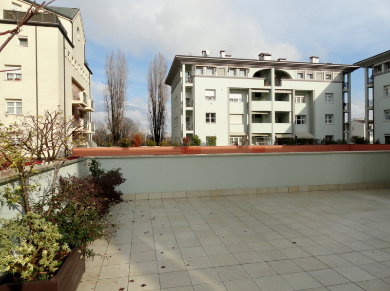 ELEGANTE BICAMERE CON GRANDISSIMA TERRAZZA, CUCINA SEPARATA E GARAGE IN LOCAZIONE INT. VIALE TRIE...