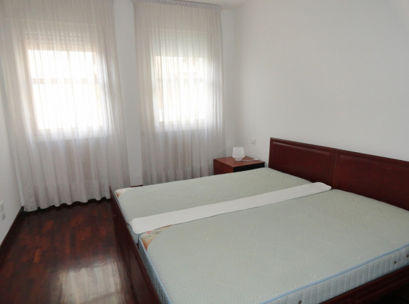 ELEGANTE BICAMERE CON GRANDISSIMA TERRAZZA, CUCINA SEPARATA E GARAGE IN LOCAZIONE INT. VIALE TRIE...