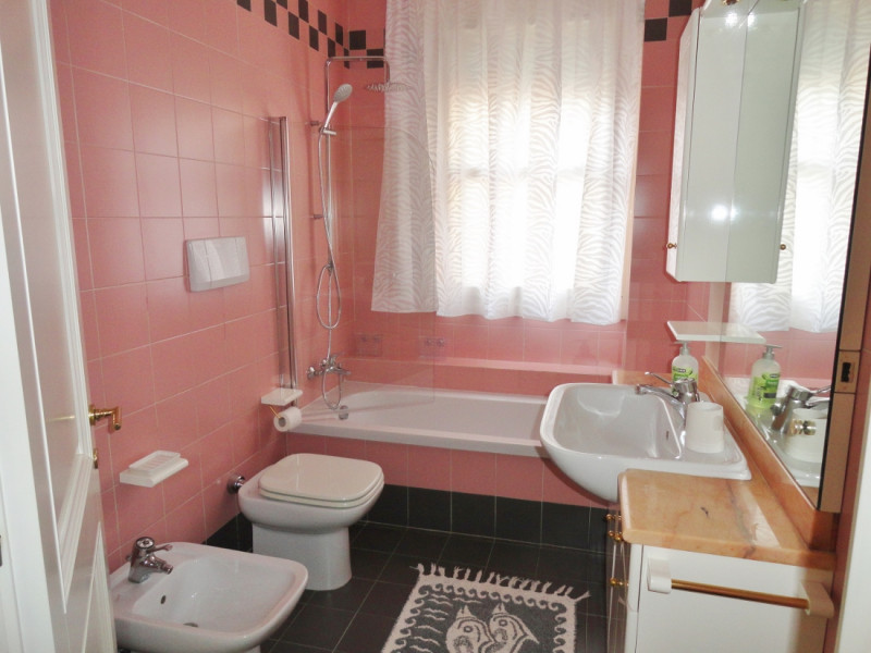 ELEGANTE BICAMERE CON GRANDISSIMA TERRAZZA, CUCINA SEPARATA E GARAGE IN LOCAZIONE INT. VIALE TRIE...