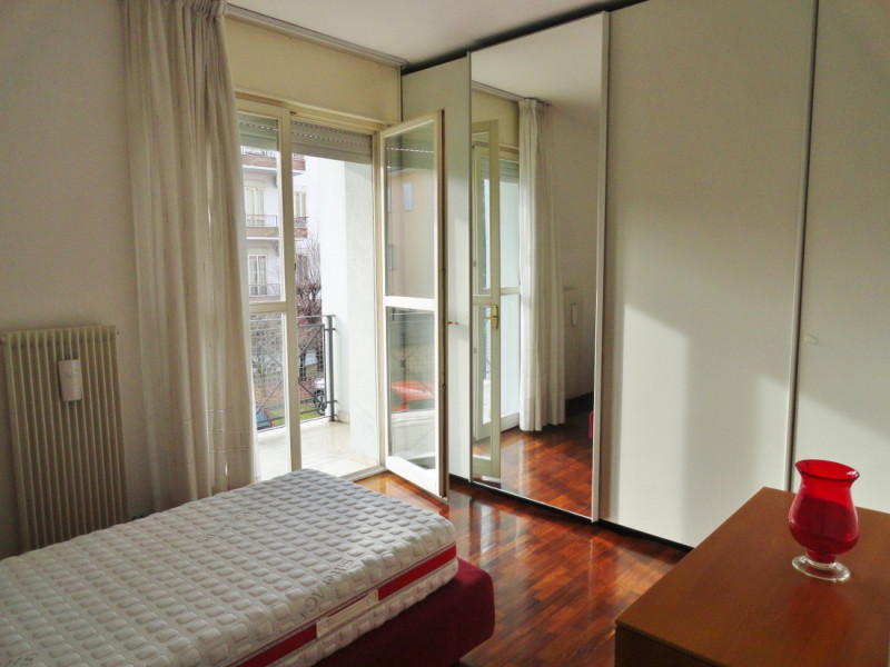 ELEGANTE BICAMERE CON GRANDISSIMA TERRAZZA, CUCINA SEPARATA E GARAGE IN LOCAZIONE INT. VIALE TRIE...