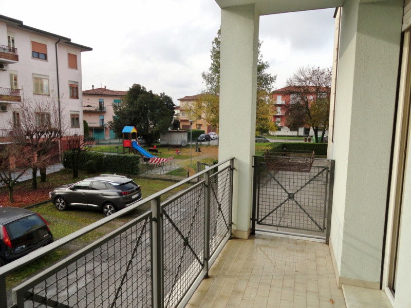 ELEGANTE BICAMERE CON GRANDISSIMA TERRAZZA, CUCINA SEPARATA E GARAGE IN LOCAZIONE INT. VIALE TRIE...