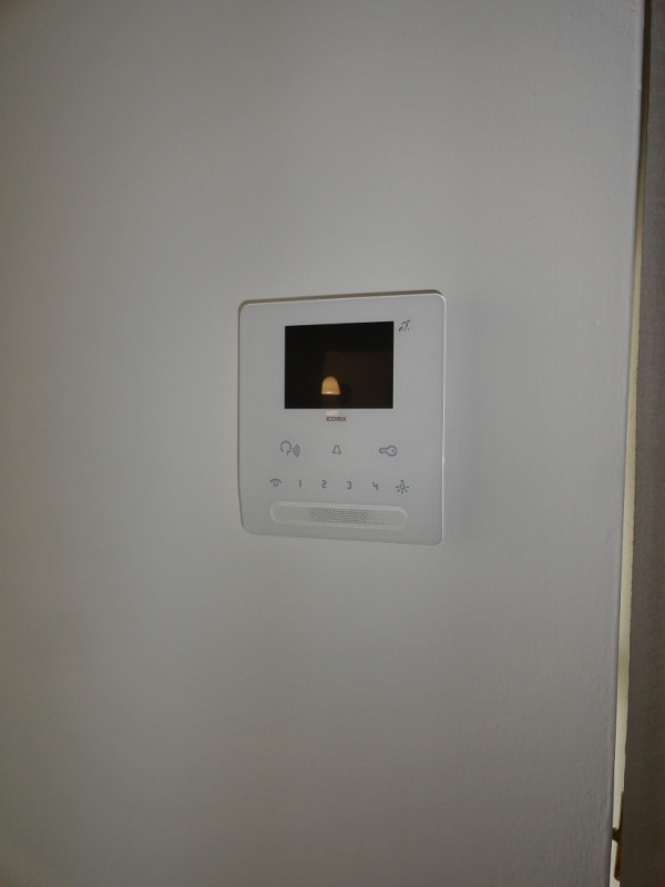 ELEGANTE BICAMERE CON GRANDISSIMA TERRAZZA, CUCINA SEPARATA E GARAGE IN LOCAZIONE INT. VIALE TRIE...