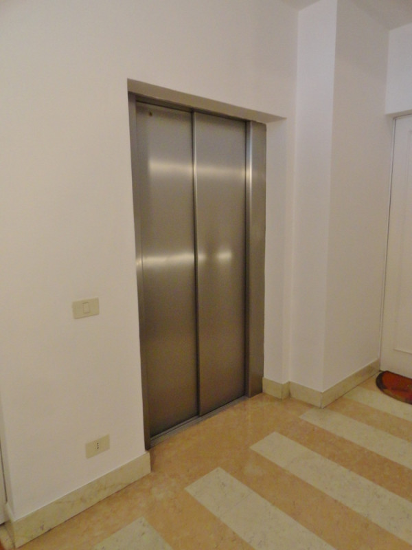 ELEGANTE BICAMERE CON GRANDISSIMA TERRAZZA, CUCINA SEPARATA E GARAGE IN LOCAZIONE INT. VIALE TRIE...