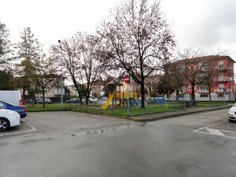 ELEGANTE BICAMERE CON GRANDISSIMA TERRAZZA, CUCINA SEPARATA E GARAGE IN LOCAZIONE INT. VIALE TRIE...