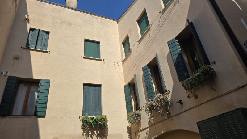 APE336 - Proponiamo in vendita, incorniciato da uno degli scorci più suggestivi del centro di Est...